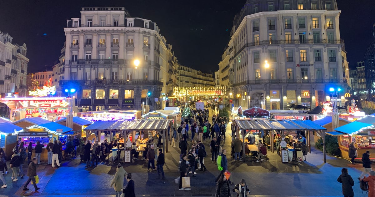 Fotografia reale del mercatino Winter Wonders di Bruxelles di sera (Brussels, 2025)